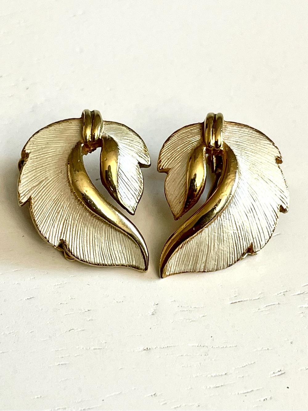 Vintage White Enamel Leaf Gold Tone Clip On Earrings Textured Retro Shabby Chic - Picture 4 of 8